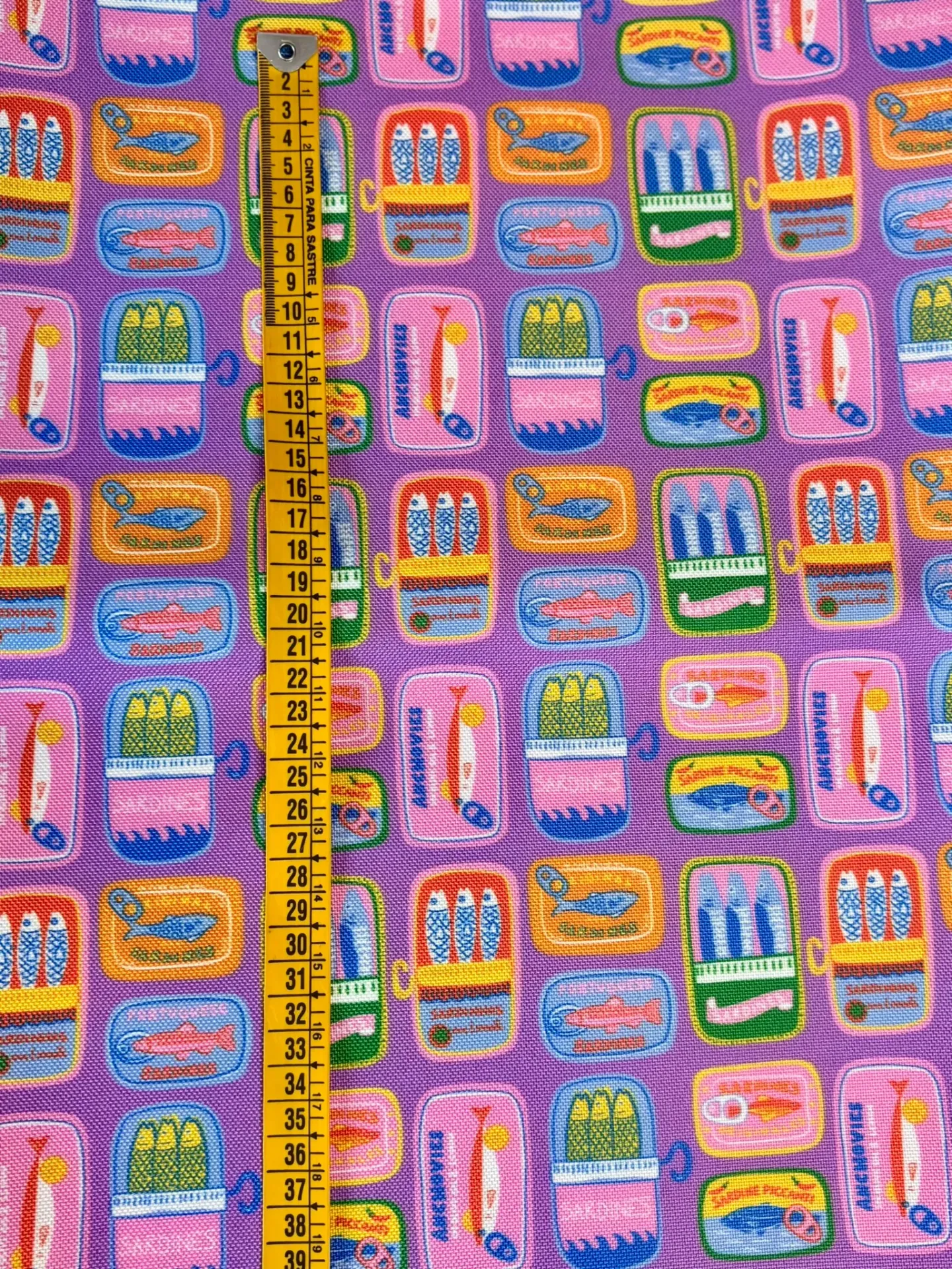 Latas de sardinas fondo morado