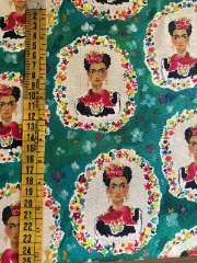 Frida Kahlo fondo verde