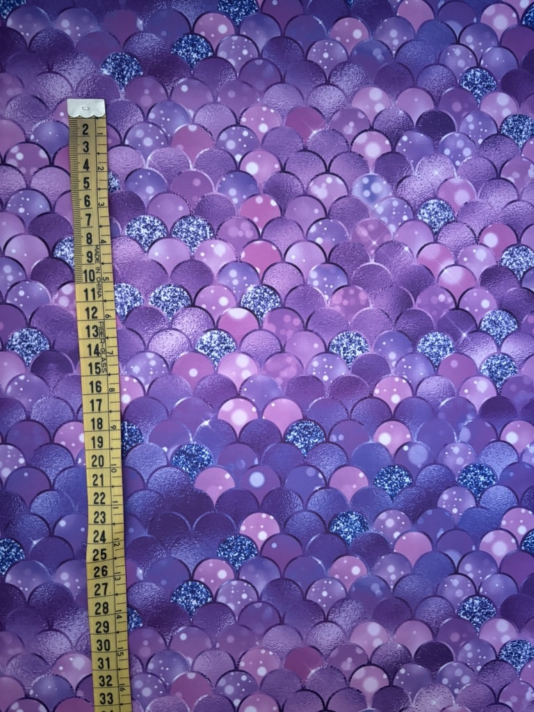 Escamas moradas y purpurina