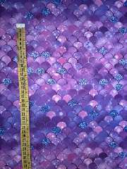 Escamas moradas y purpurina