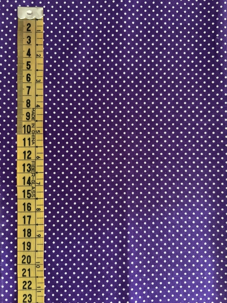 Topo blanco fondo morado