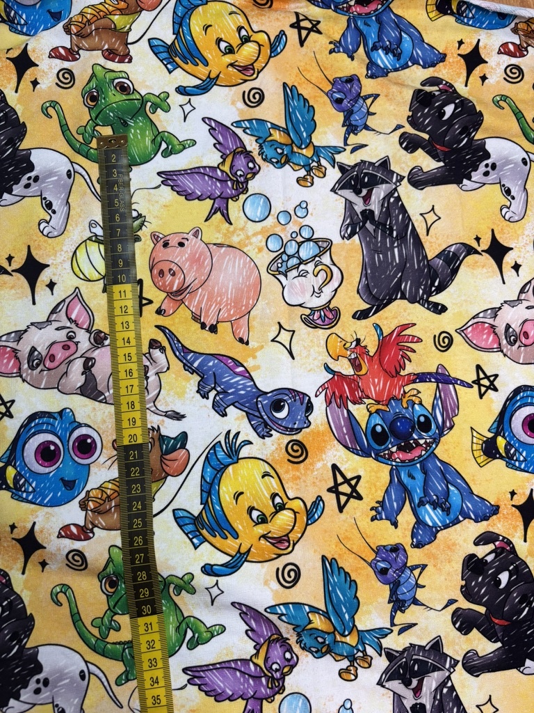 Disney y Pixar fondo amarillo