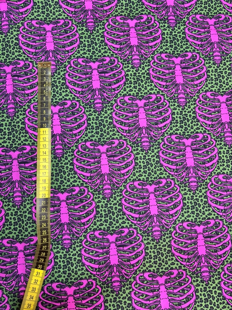 Costillas fucsia fondo print verde