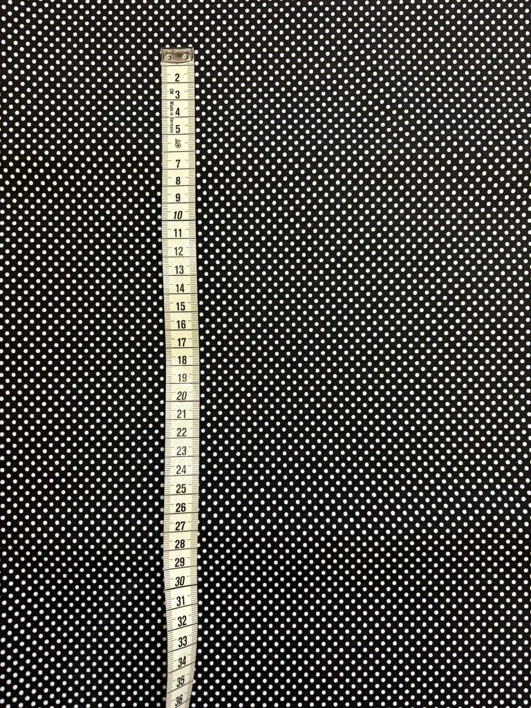 Topito blanco pequeño sobre fondo megro